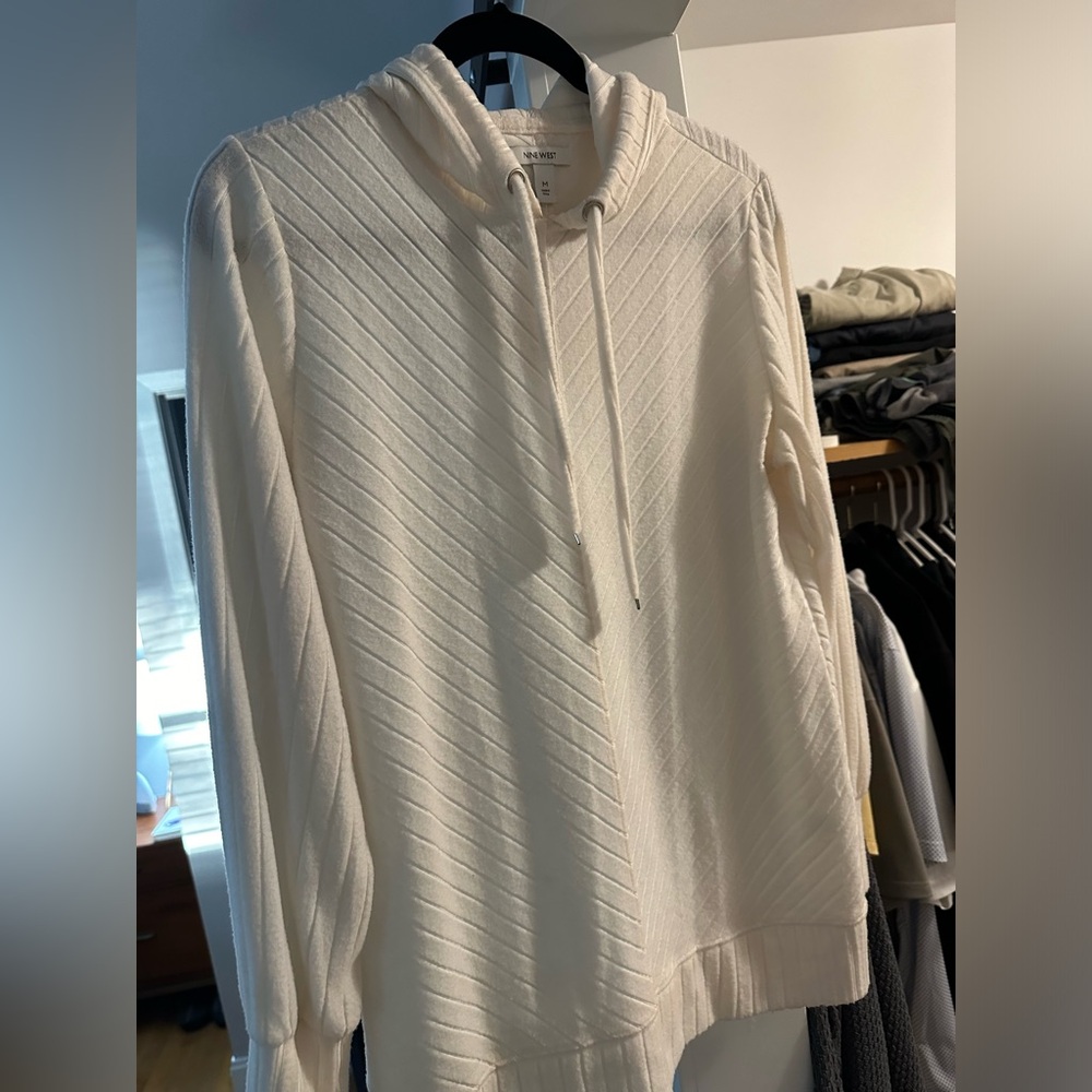 Hooded lightweight sweater